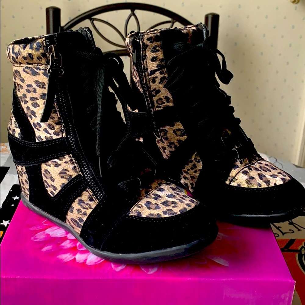 Bolaro Cheetah Wedge Sneakers Like New in Box Sz 6